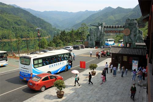 瑶乡迎客忙.jpg